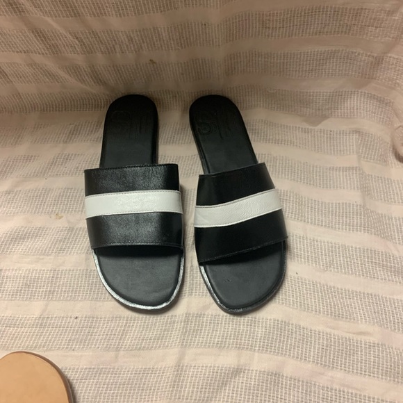 Black and white ladies sandal. - Picture 1 of 3